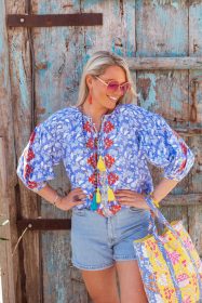 blaue Bluse mit Lotus Blumen Druck. Sommerbluse aus Baumwolle