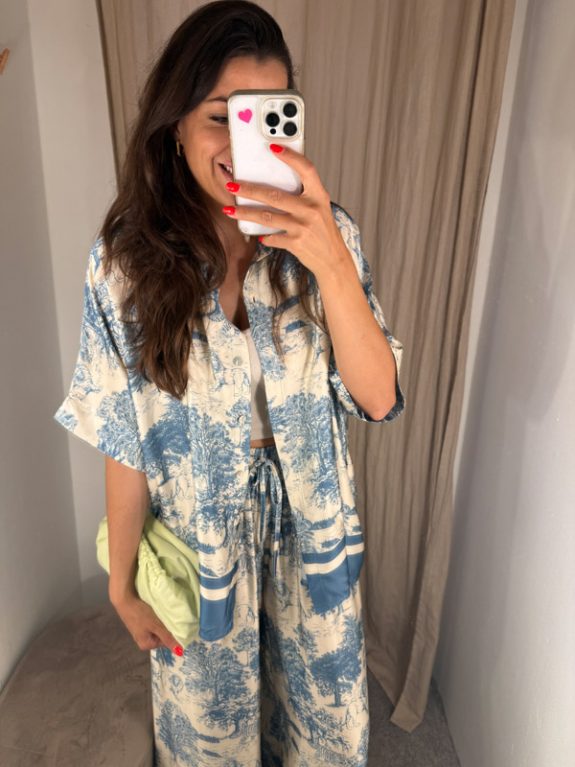 Kurzarmbluse – Toile de Jouy in Jeansblau mit Knopfleiste – Bild 2