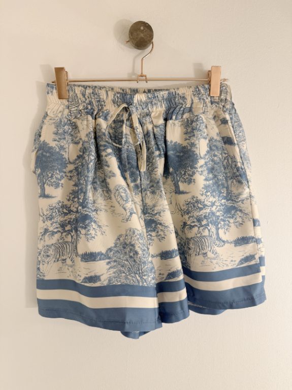 Kurze Hose – Toile de Jouy in Taubenblau