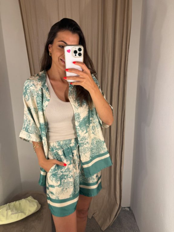 Kurzarmbluse – Toile de Jouy in Türkis mit Knopfleiste