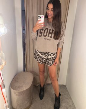 Soho Sweater – Beige mit brauner Aufschrift