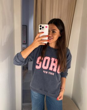 Soho Sweater – Dunkelblau mit pinker Aufschrift