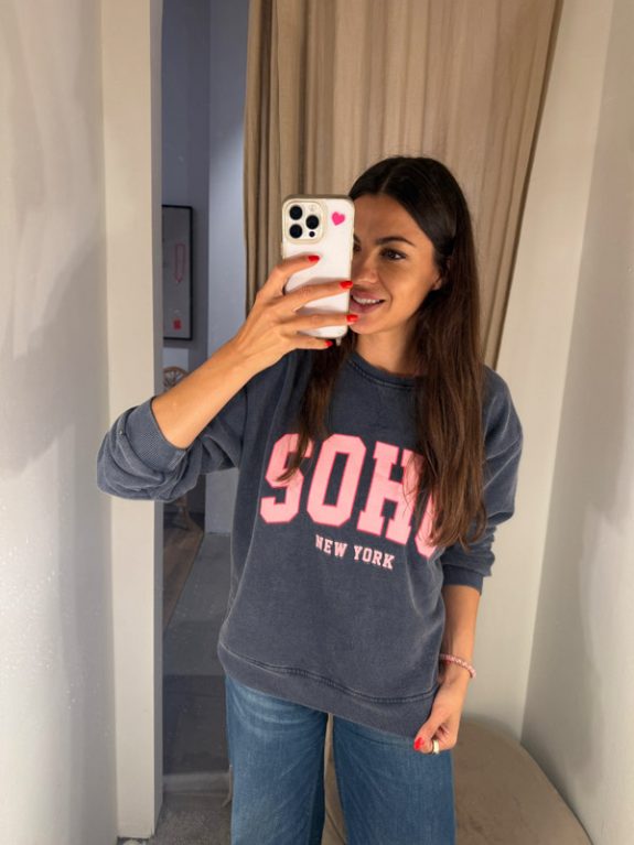 Soho Sweater – Dunkelblau mit pinker Aufschrift