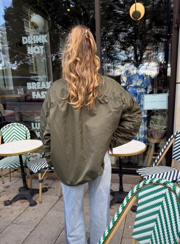Oversized Bomberjacke in Khaki – Bild 4