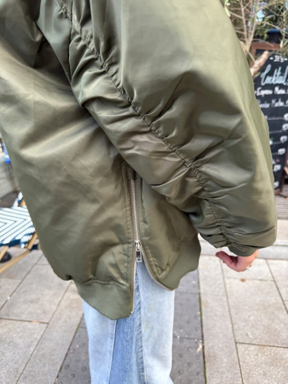 Oversized Bomberjacke in Khaki – Bild 3