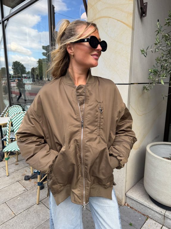 Oversized Bomberjacke in Hellbraun – Bild 5