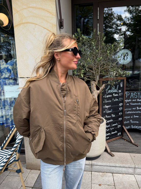 Oversized Bomberjacke in Hellbraun – Bild 2