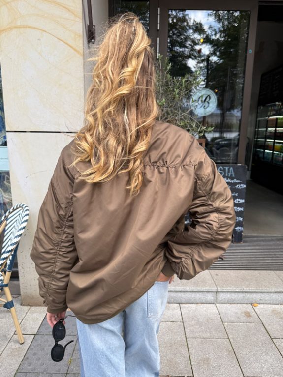 Oversized Bomberjacke in Hellbraun – Bild 3