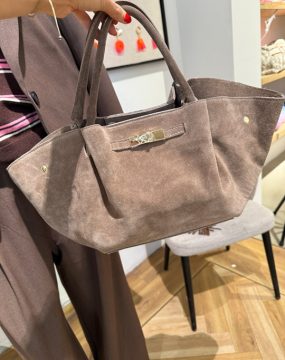 Wildledertasche in Taupe mit goldenem Verschluss