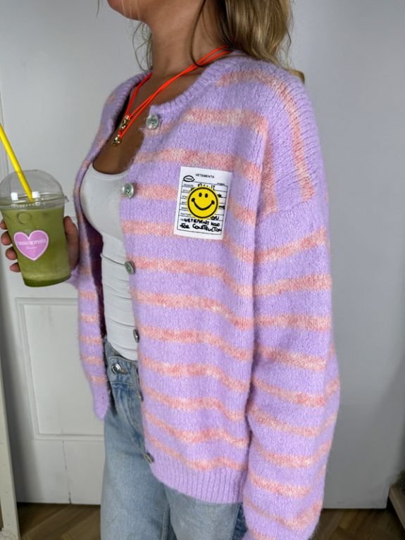 Smiley Cardigan in Lila und Rosa gestreift – Bild 4