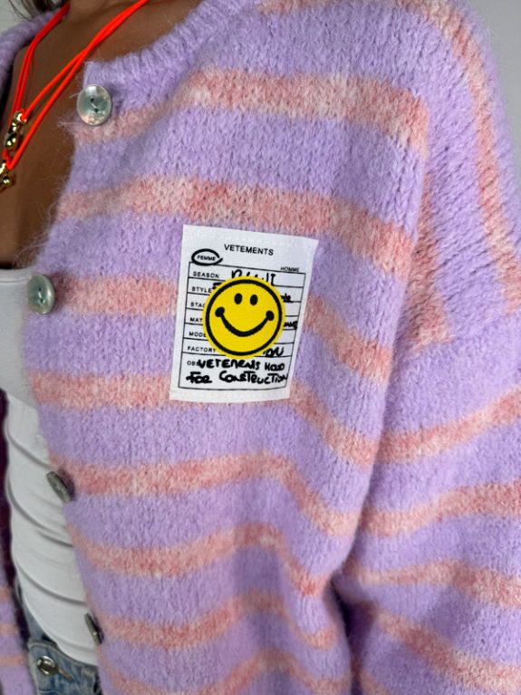 Smiley Cardigan in Lila und Rosa gestreift – Bild 2