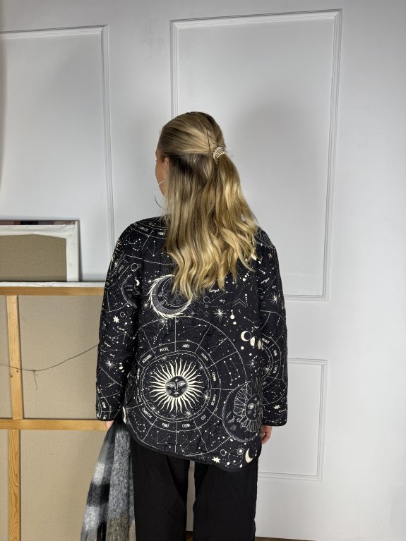 Oversize Jacke in Schwarz mit Sternen-Print – Bild 2