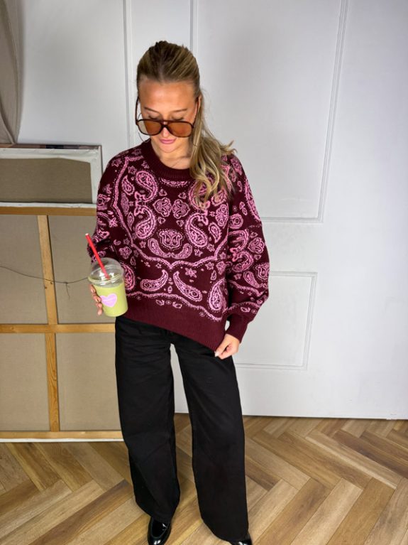  Bordeaux-Pullover mit Neon-Paisleymuster – Bild 2