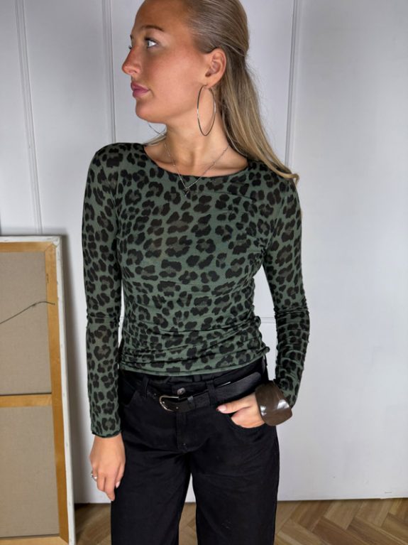 Leo Langarmshirt in Waldgrün mit Leo-Print