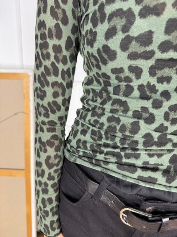 Leo Langarmshirt in Waldgrün mit Leo-Print – Bild 2