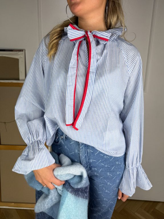Elegante Langarm-Schluppenbluse in Hellblau-Weiß gestreift – Bild 3