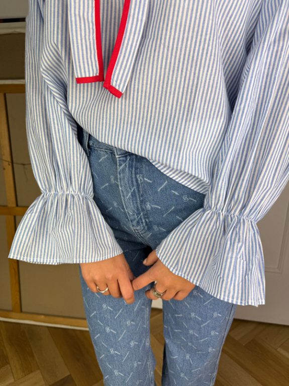 Elegante Langarm-Schluppenbluse in Hellblau-Weiß gestreift – Bild 2