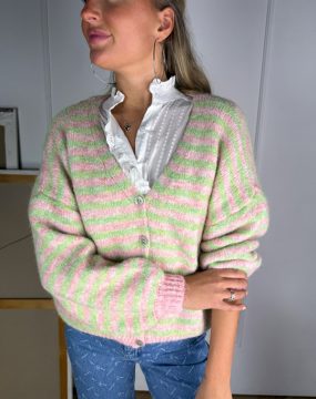 Gestreifter  Cardigan mit Perlmuttknöpfen in Hellgrün und Hellrosa