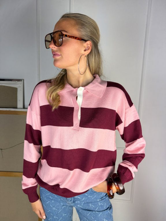 Gestreifter Pullover mit Reverkragen in Bordeaux & Rosa