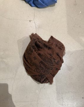 Dunkelbrauner Schal mit schwarzem Paisley-Print und Fransen