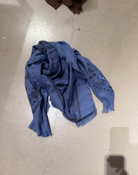 Dunkelblauer Schal mit Paisley-Print und Fransen