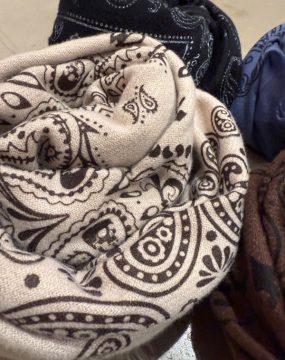 Beiger Schal mit Paisley-Print und Fransen