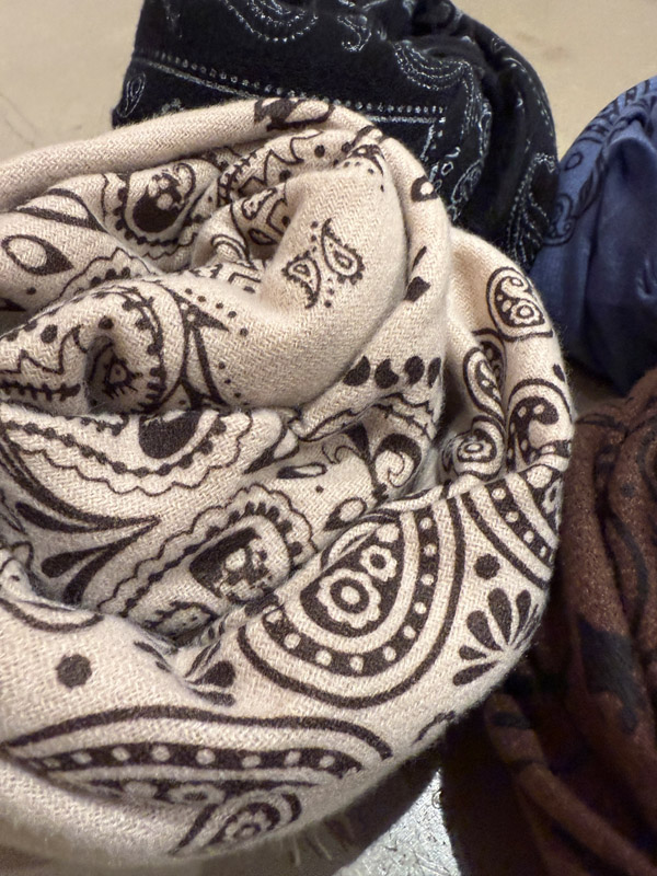 Beiger Schal mit Paisley-Print und Fransen