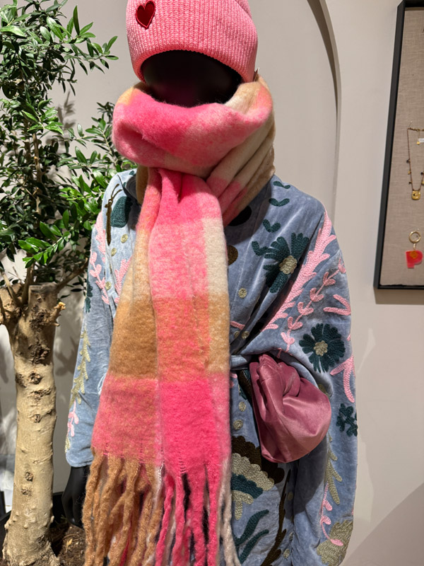 Großer Karoschal in Rosa  und Beige mit Fransen