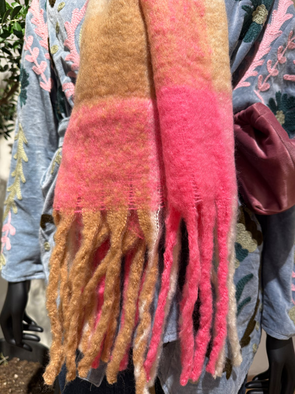 Großer Karoschal in Rosa  und Beige mit Fransen – Bild 2