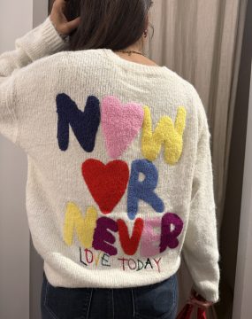 Pullover in Off-White mit Herz & Statement-Stickerei