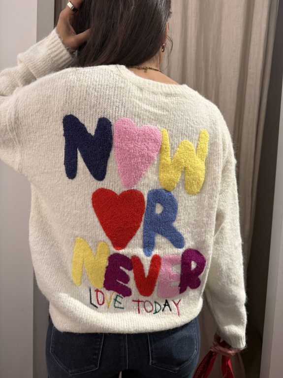 Pullover in Off-White mit Herz & Statement-Stickerei