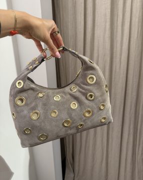 Wildledertasche in Taupe mit goldenen Statement-Ringen