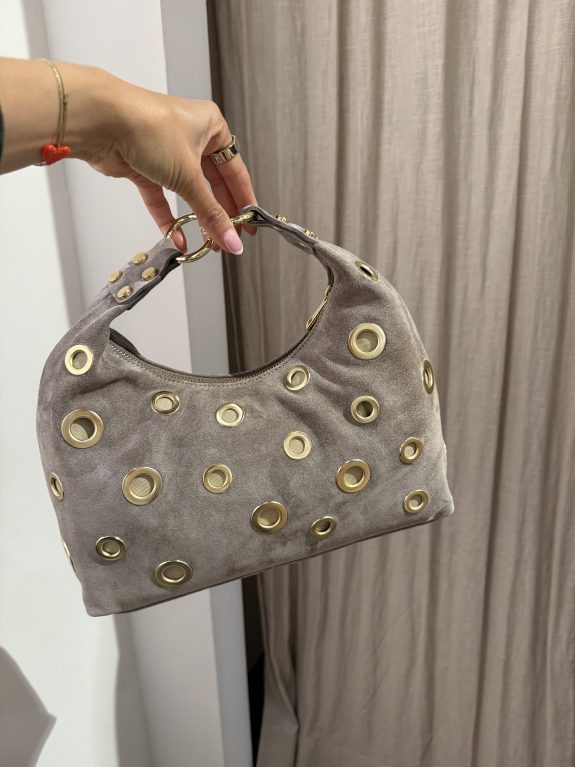 Wildledertasche in Taupe mit goldenen Statement-Ringen
