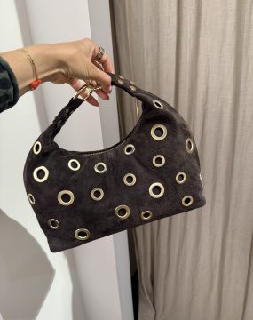 Wildledertasche in Coffee mit goldenen Statement-Ringen