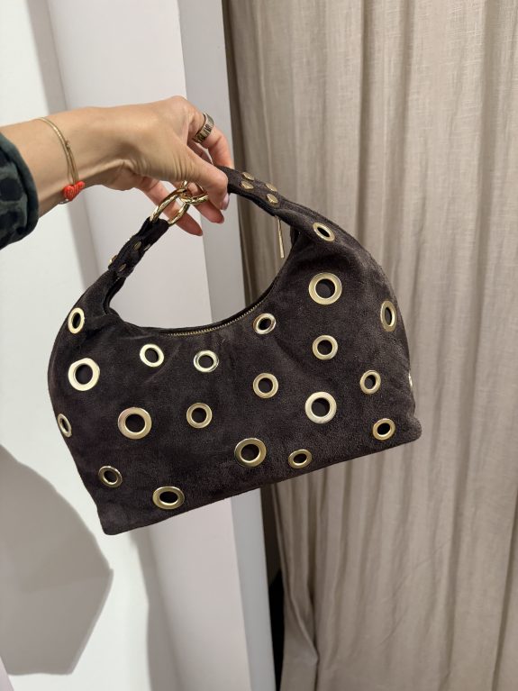 Wildledertasche in Coffee mit goldenen Statement-Ringen