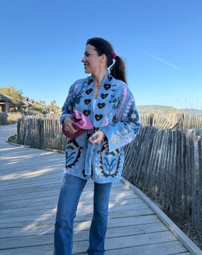 Bestickte Baumwolljacke mit Samtoberfläche – Hellblau mit bunten Details