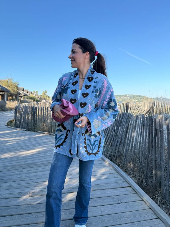 Bestickte Baumwolljacke mit Samtoberfläche – Hellblau mit bunten Details
