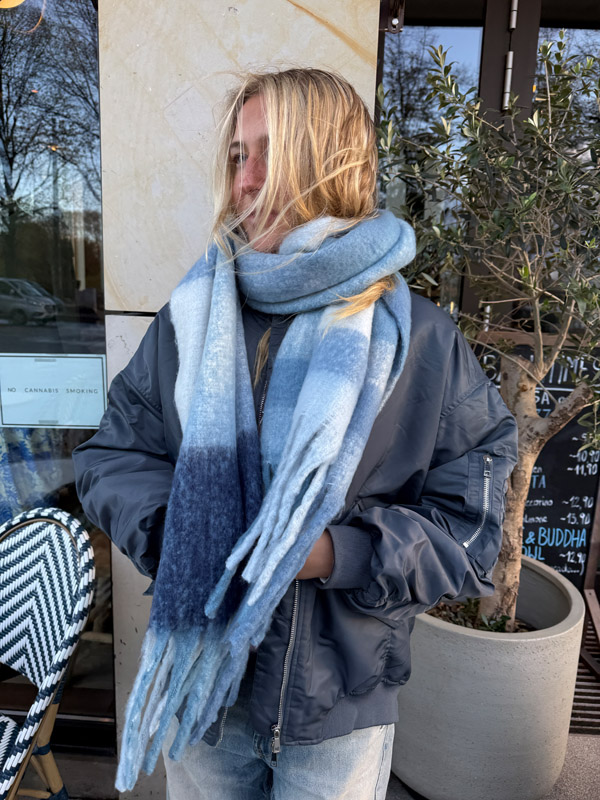 Großer Karoschal in Blau-Tönen mit Fransen
