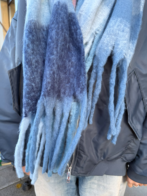 Großer Karoschal in Blau-Tönen mit Fransen – Bild 3