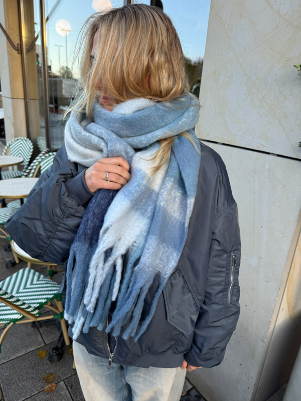 Großer Karoschal in Blau-Tönen mit Fransen – Bild 2