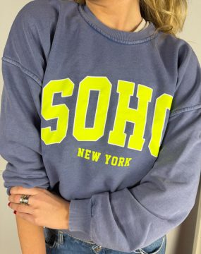 Soho Sweater – Blau mit grüner Aufschrift