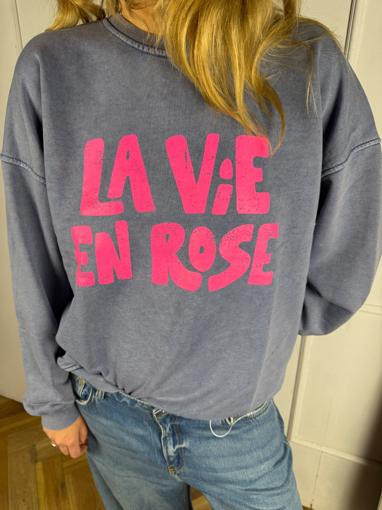 La vie en rose Sweater – Dunkelblau mit pinker Aufschrift – Bild 3