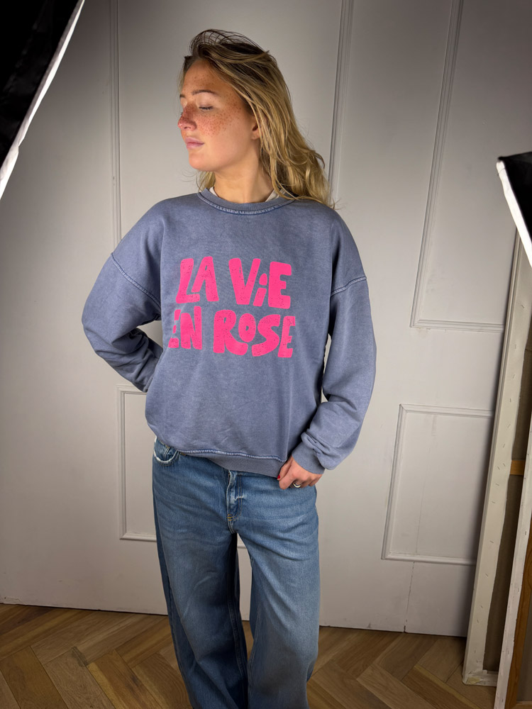 La vie en rose Sweater – Dunkelblau mit pinker Aufschrift – Bild 2