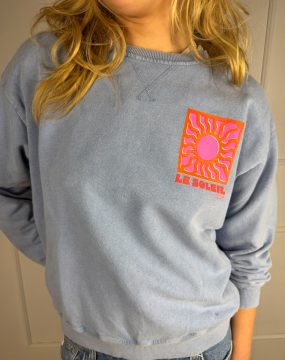 Le Soleil Sweater – Blau/Grau mit pink-orangem Sonnenprint