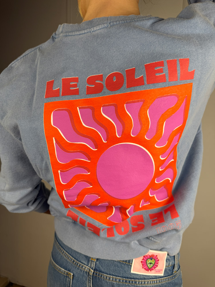 Le Soleil Sweater – Blau/Grau mit pink-orangem Sonnenprint – Bild 2