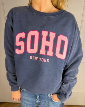 Soho Sweater – Blau mit rosa Aufschrift