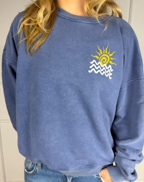 Sun & Waves Sweater – Blau mit gelbem Print