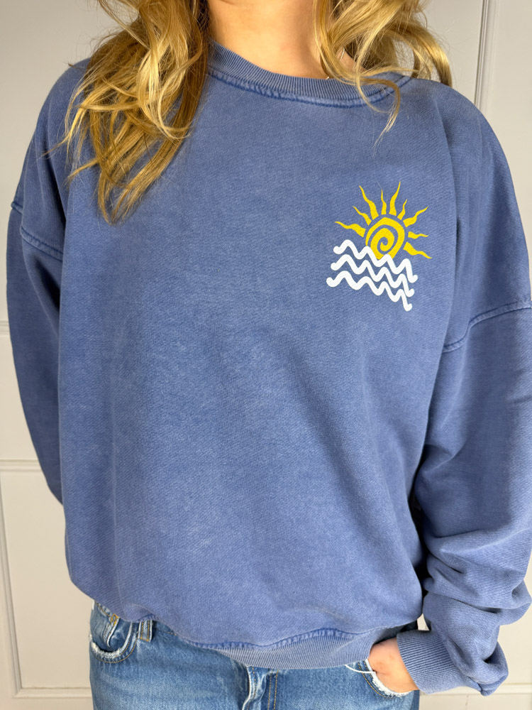 Sun & Waves Sweater – Blau mit gelbem Print
