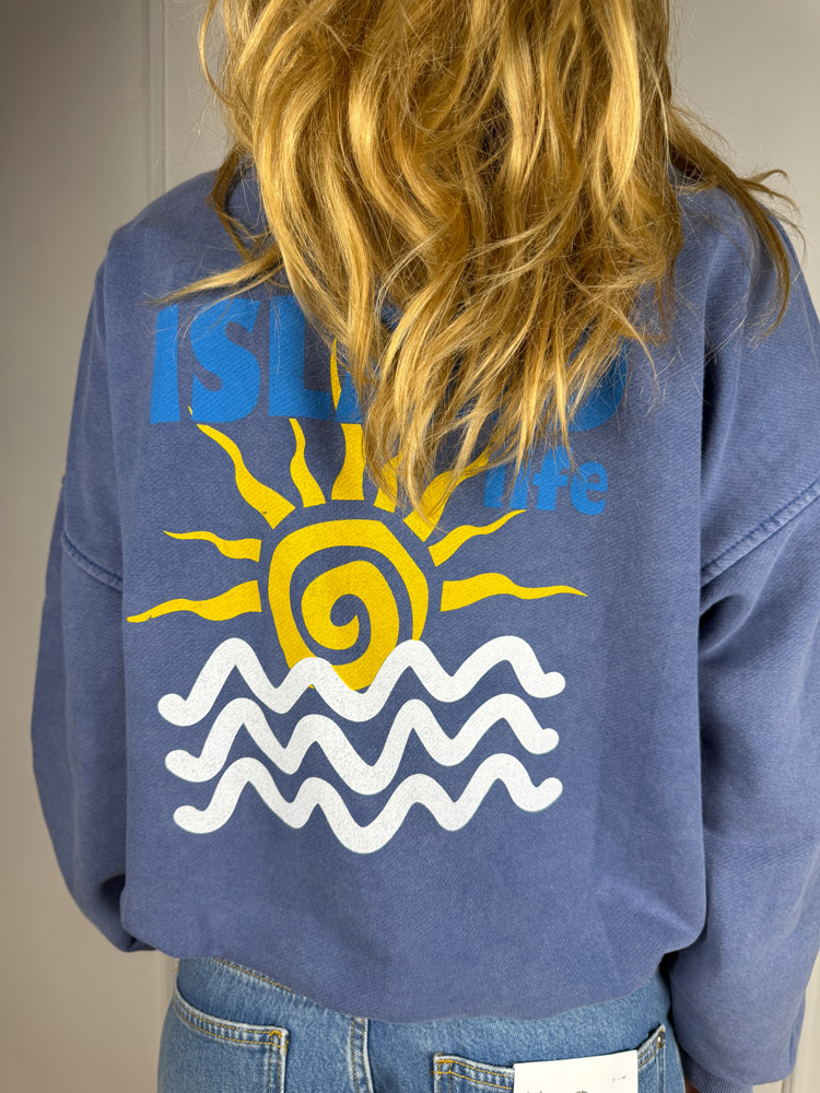 Sun & Waves Sweater – Blau mit gelbem Print – Bild 2