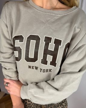 Soho Sweater – Beige mit brauner Aufschrift
